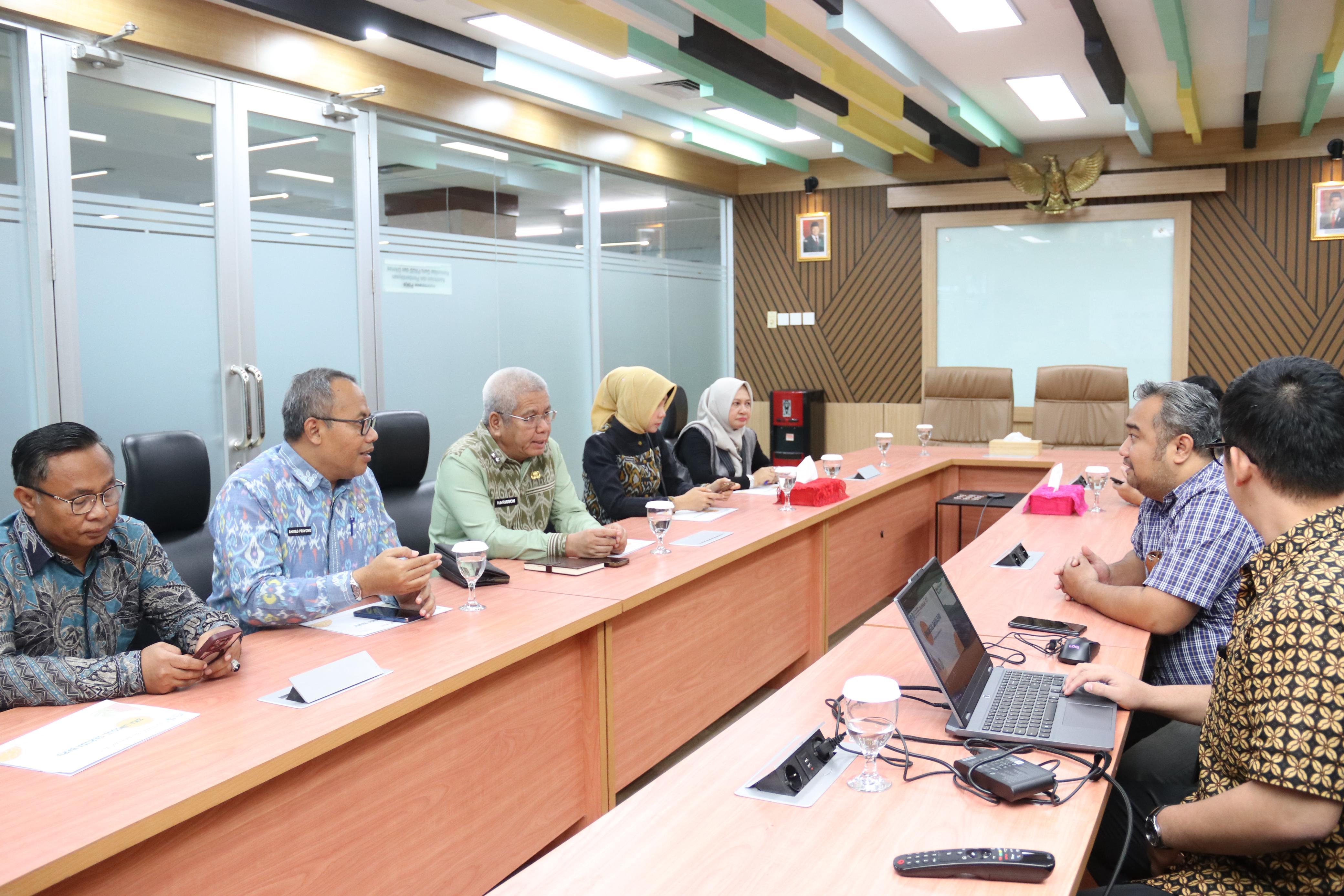 PERTEMUAN: Sekda Kalbar Harisson bersama jajaran Pemprov Kalbar saat mengikuti pertemuan dengan tim Sekretariat Jenderal Kementerian Pendidikan Tinggi, Sains dan Teknologi RI di Jakarta.