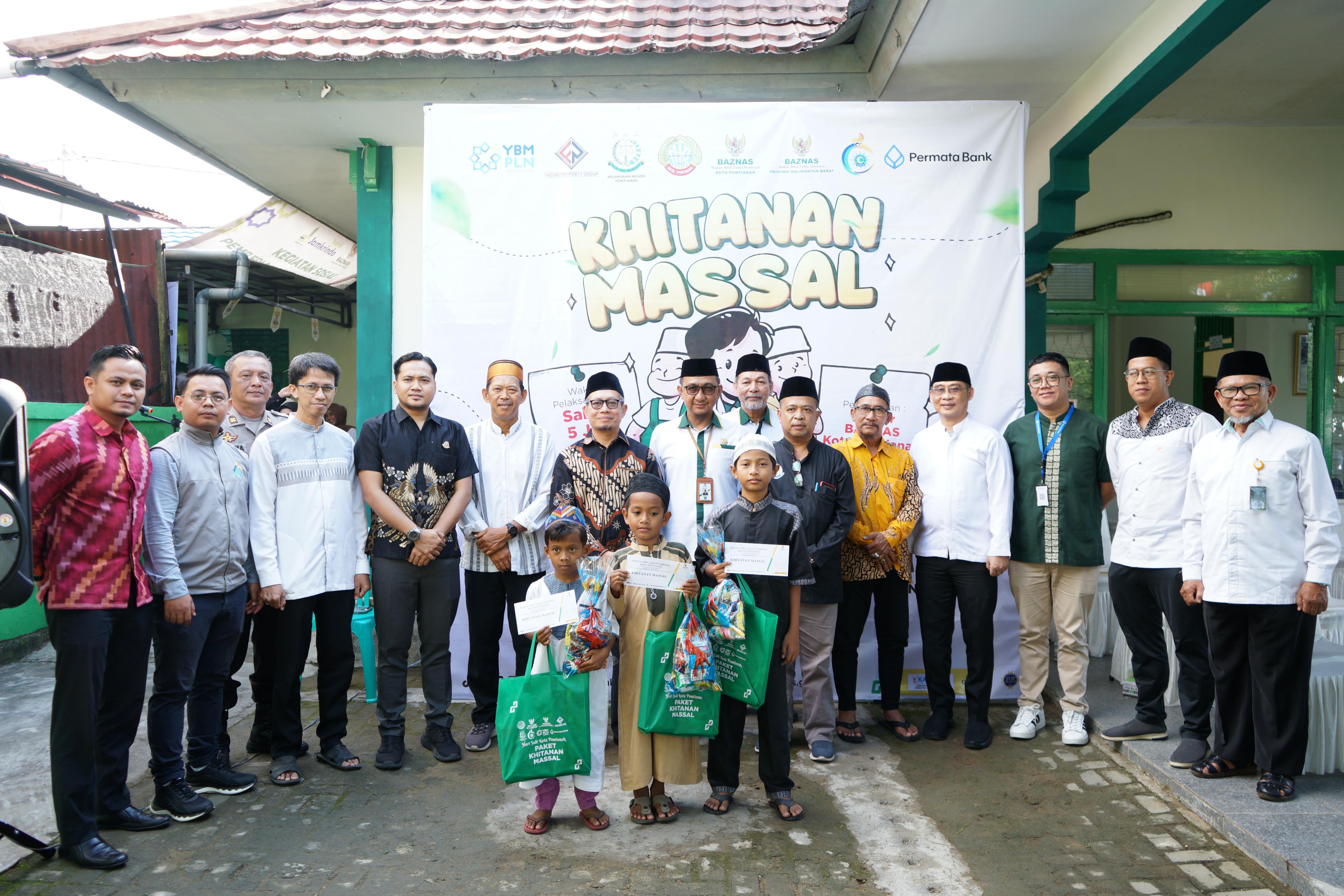 HADIAH: Anak-anak yang mengikuti khitanan massal mendapat bingkisan dari Baznas Kota Pontianak.