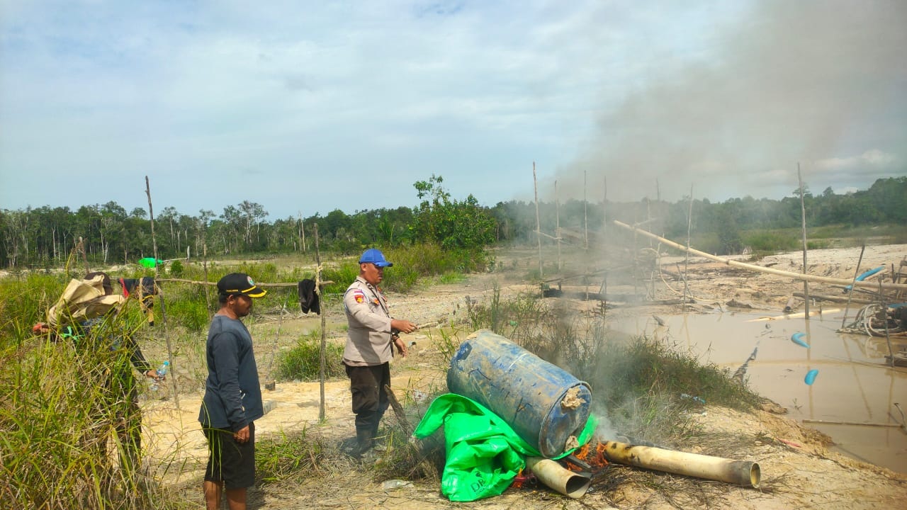 BONGKAR PETI: Petugas Polsek Silat Hilir membongkar dan membakar alat PETI saat operasi di Dusun Rambutan, Desa Perigi, Kapuas Hulu.