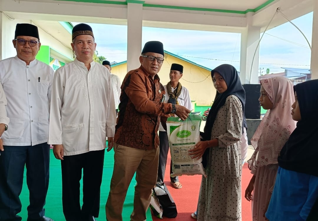 SANTUNAN: Iwan Setiawan menyerahkan santunan kepada anak yatim dalam program Peaceful Muharram di Kantor Kemenag Kapuas Hulu, Jumat (4/7).