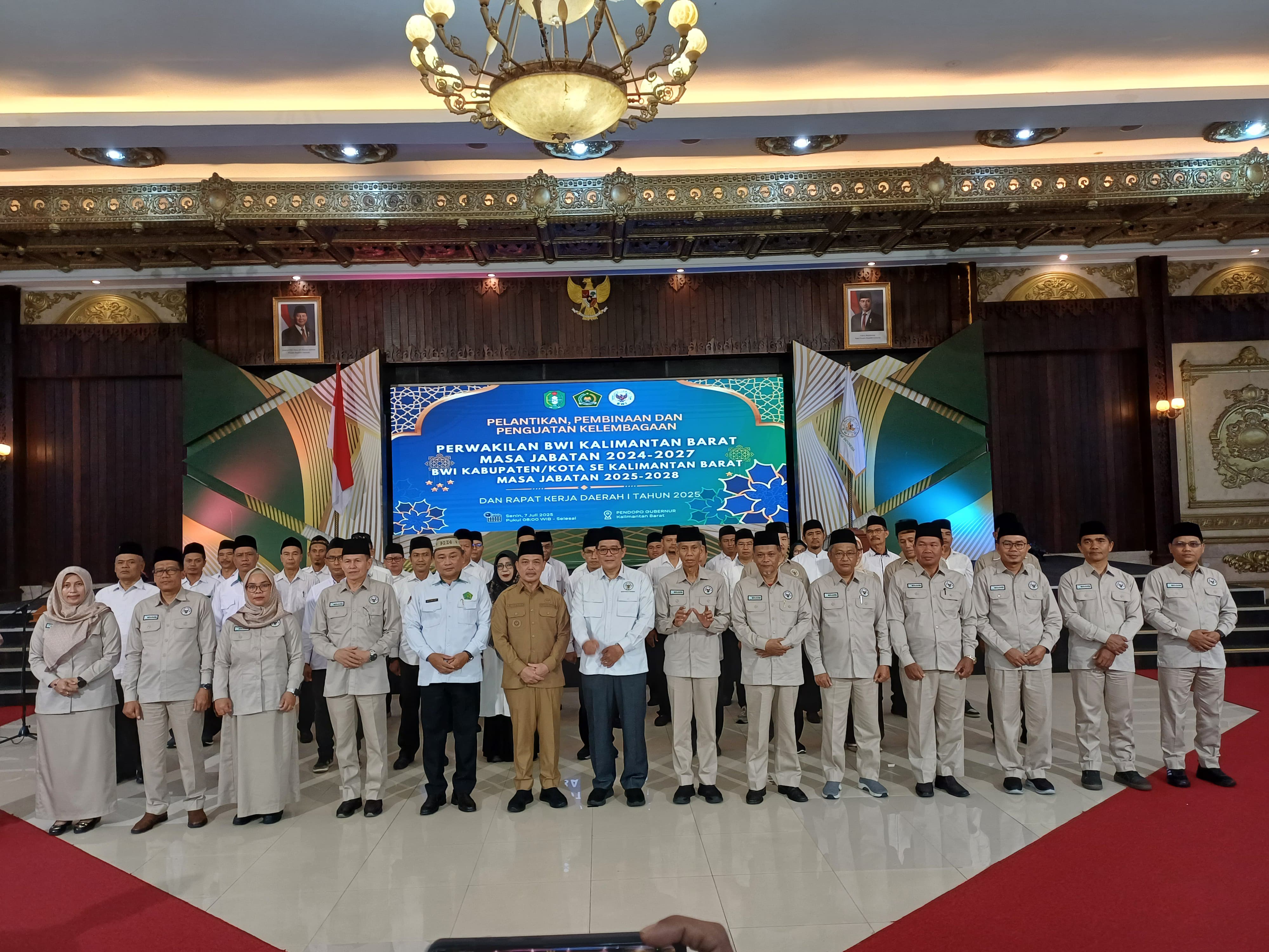 Pelantikan pengurus BWI Kalbar dan kabupaten/kota se-Kalbar di Pendopo Gubernur, Senin (7/7/2025).