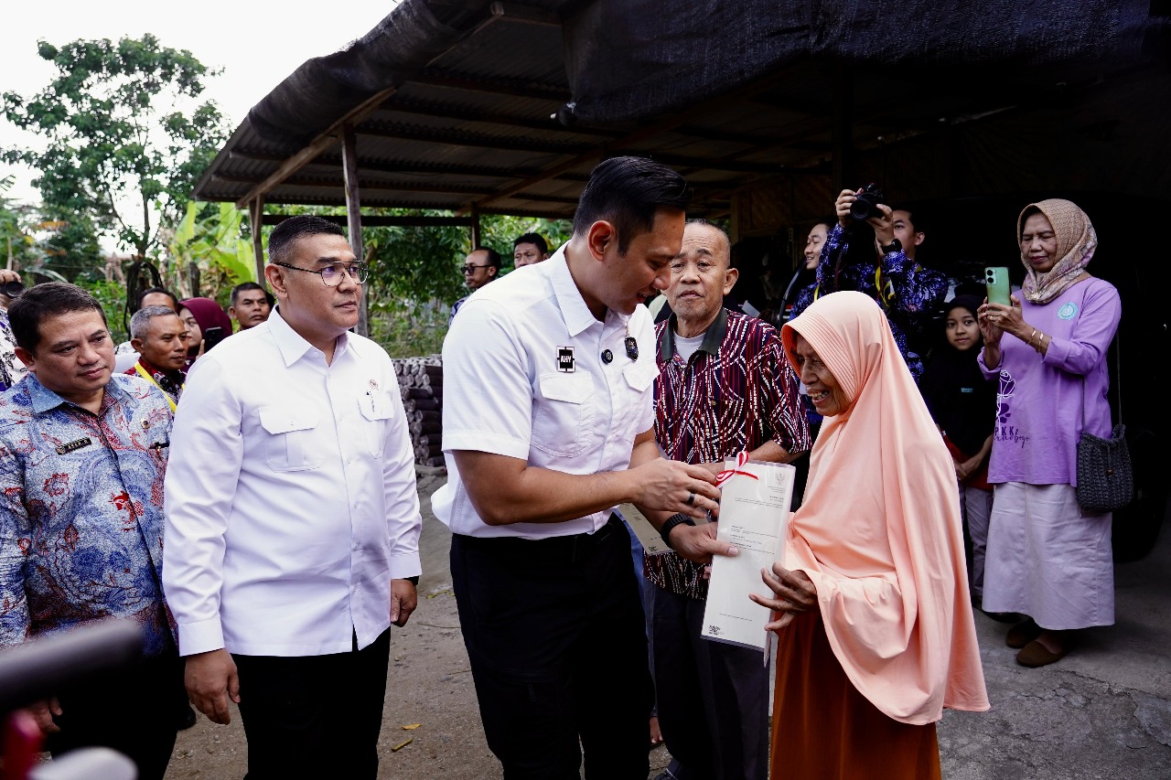 Menko IPK, Agus Harimurti Yudhoyono, bersama Wamen ATR/Waka BPN, Ossy Dermawan, menyerahkan sertipikat tanah kepada masyarakat Kabupaten Pacitan.