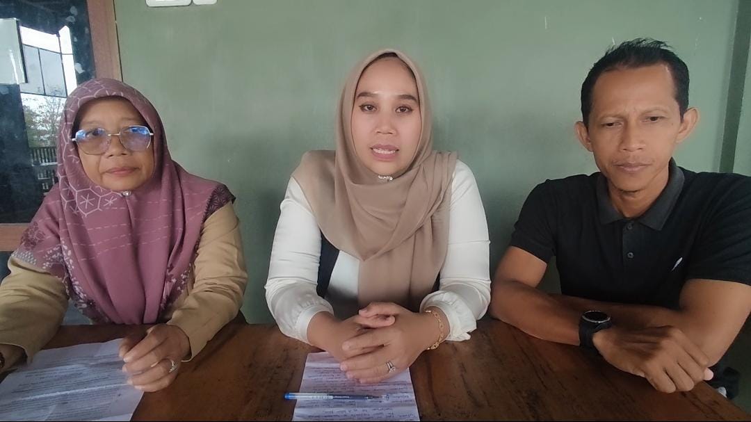 Fitriani, SH dari Lembaga Konsultasi Bantuan Hukum Persatuan Guru Republik Indonesia (LKBH PGRI) dan &nbsp;guru SMPN 4 Kuala Mandor B, Age W melakukan jumpa pers bersama kepsek SMPN 4 Kuala Mandor B.