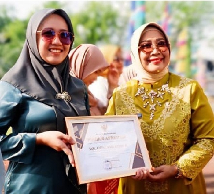 PENGHARGAAN: Owner Goncang Lidah mendapatkan penghargaan dari Bupati Mempawah.