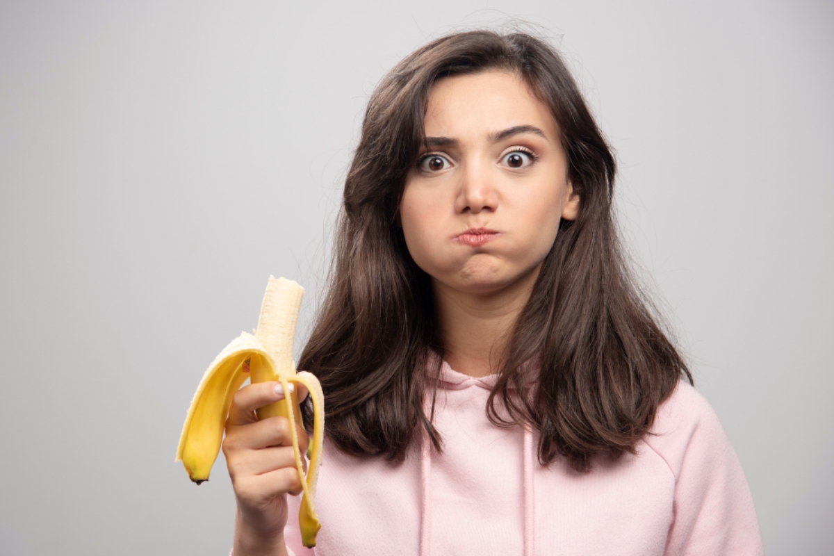 Ilustrasi makan pisang bisa bantu membuatmu merasa lebih tenang dengan kandungan kaliumnya.
