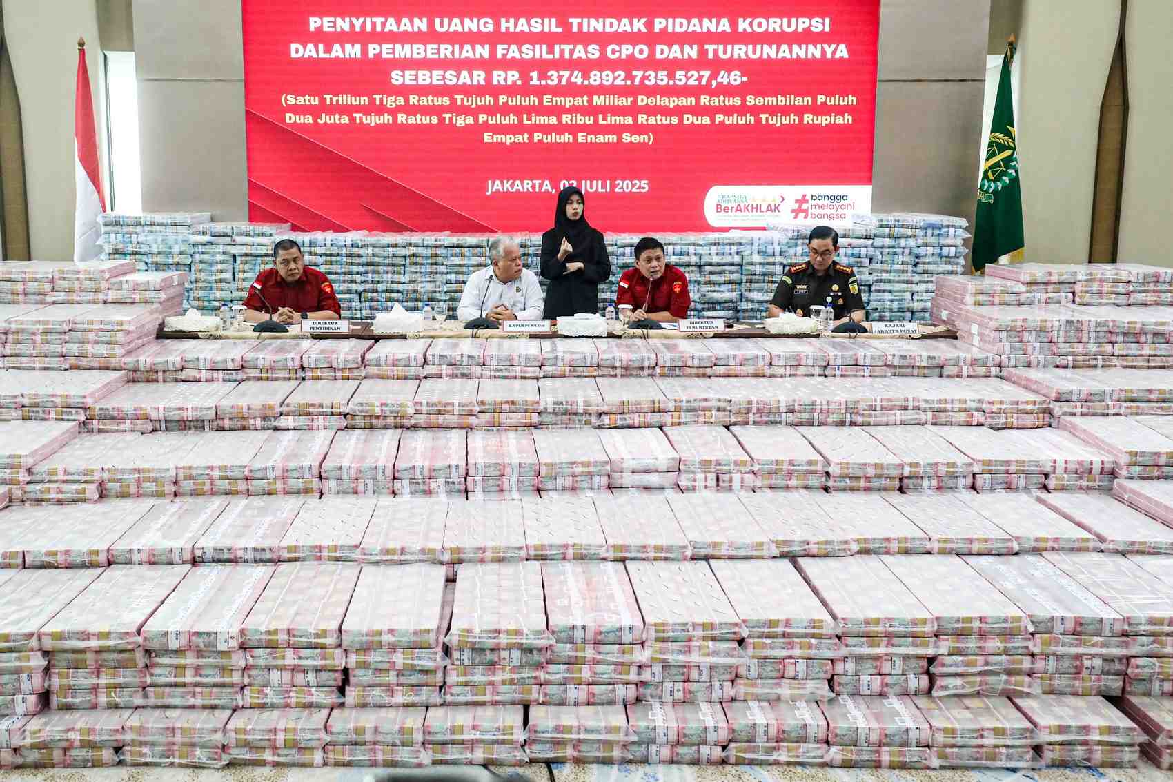TRILIUNAN: Tumpukan uang triliunan rupiah, hasil tindak pidana korupsi pemberian fasilitas ekspor CPO dan turunannya yang disita Kejaksaan Agung.