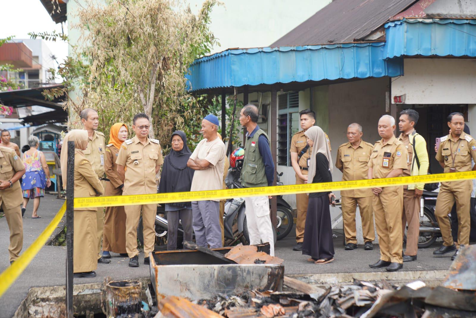 TINJAU: Wali Kota Pontianak meninjau lokasi kebakaran di Gang Baru Kelurahan Tengah, Pontianak Kota, yang memastikan korban menerima bantuan.
