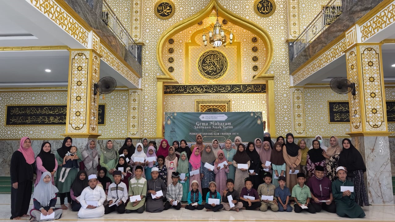 SANTUNAN : Kegiatan santunan anak yatim warnai Gema Muharram 1447 H di Masjid Babul Mukminin Teluk Batang.