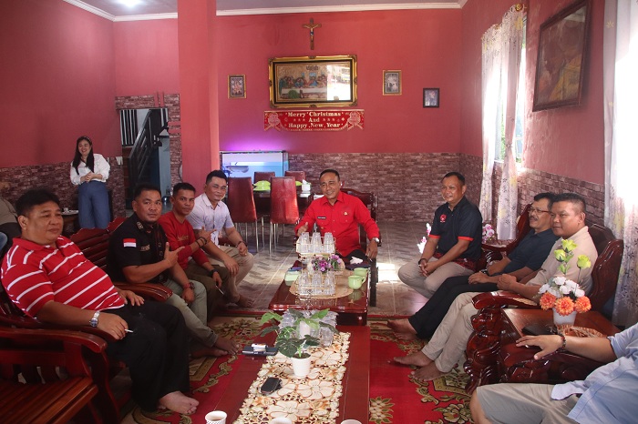 DIALOG: Wakil Gubernur, Krisantus Kurniawan saat berdialog dengan masyarakat ketika berkunjung ke rumah masyarakat di Ketapang.