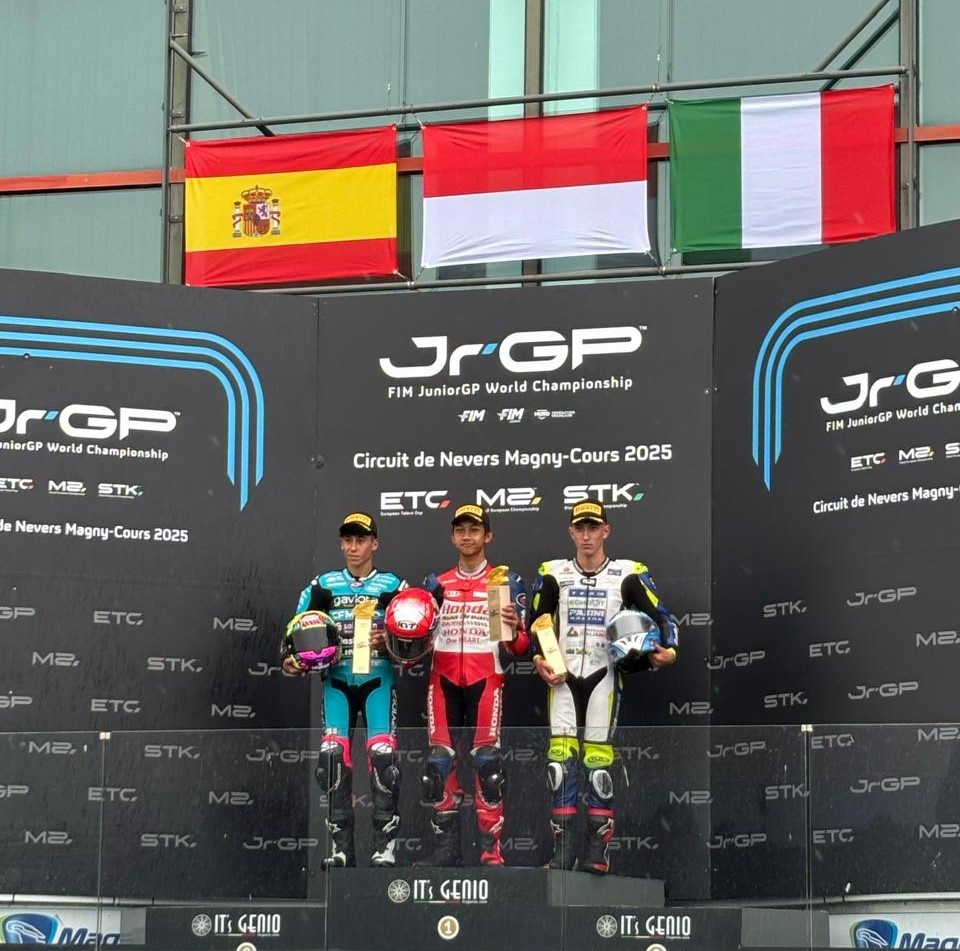 M. Kiandra Ramadhipa mengibarkan bendera Merah Putih di podium European Talent Cup, mencatat sejarah sebagai pebalap Indonesia pertama yang juara di Magny-Cours.