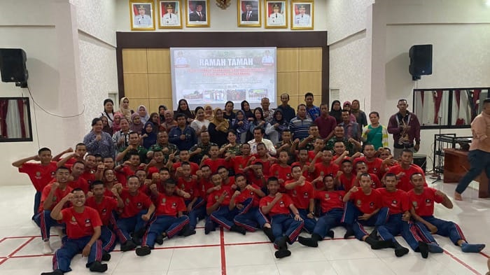 DIABADIKAN: Wali Kota Singkawang Tjhai Chui Mie berfoto bersama para peserta pelatihan karakter dan disiplin remaja di rumah jabatannya, Sabtu (5/7).