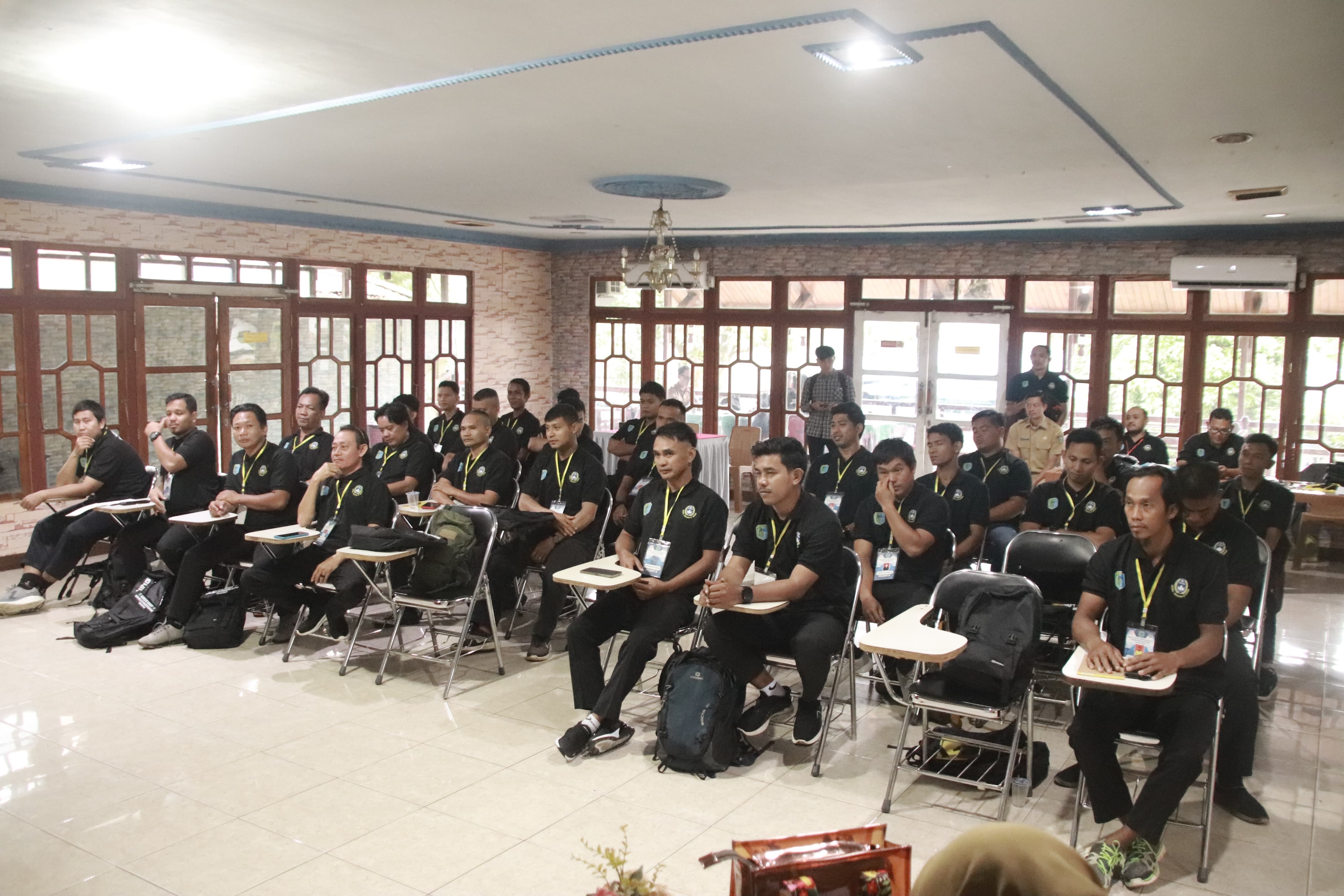 PELATIHAN: Sebanyak 35 peserta dari 14 kecamatan di Sintang mengikuti Pelatihan Wasit Sepak Bola C3 di Aula Hotel Cika, Senin (7/7). Kegiatan ini digelar Disporapar bekerja sama dengan PSSI Pusat.