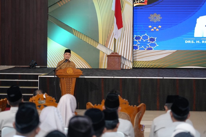 SAMBUTAN Gubernur Kalbar Ria Norsan saat memberi kata sambutan dalam pelantikan Pengurus Perwakilan Badan Wakaf Indonesia (BWI) Provinsi Kalbar masa jabatan 2024&ndash;2027, di Pendopo Gubernur, Senin (7/7)