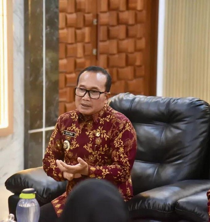 WAWANCARA: Bupati Kubu Raya Sujiwo diwawancarai wartawan terkait kondisi jalan rusak di ruas Trans Kalimantan, Kecamatan Sungai Ambawang.