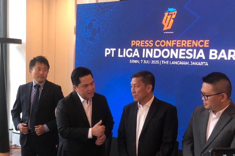 BENAHI LIGA: Dari kiri ke kanan - General Manager (GM) Competition dan Operation PT Liga Indonesia Baru (LIB) Takeyuki Oya, Ketua Umum PSSI Erick Thohir, Direktur Utama PT LIB Ferry Paulus,