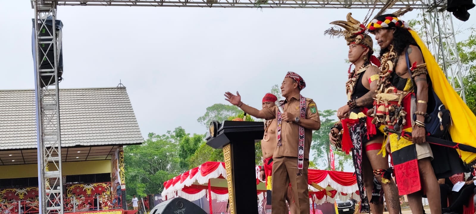 GAWAI: Wagub Kalbar Krisantus Kurniawan saat menghadiri pembukaan Nosu Minu Podi ke-21 di Betang Dori&rsquo; Mpulur, Sanggau.