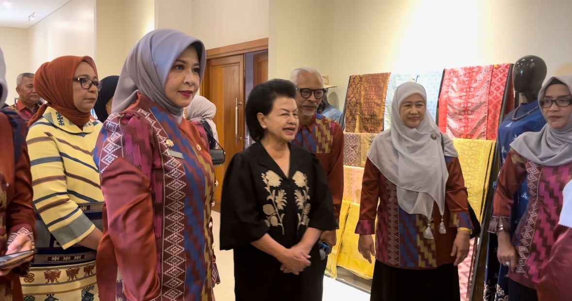 BERKUNJUNG: Ketua Umum IAD, Sruningwati Burhanuddin saat berkunjung melihat produk tenun khas Kalbar di Gedung Dekranasda Kalbar, Selasa (8/7).