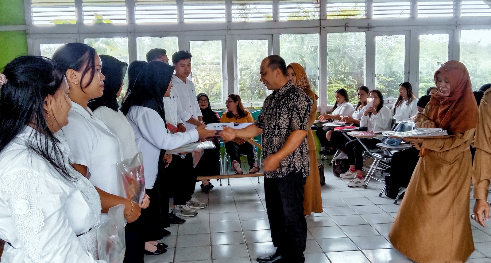 KETERAMPILAN KERJA: Para peserta pelatihan keterampilan kerja diberi ucapan selamat usai mengikuti sesi praktik di UPTD LLK UKM Sintang, Selasa (8/7). Program ini diikuti 112 warga dari berbagai kecam