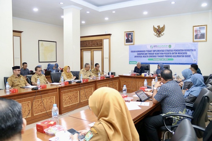 BUKA FORUM: Sekda Provinsi Kalbar dr. Harisson membuka Forum Penguatan Rekrutmen dan Keaktifan Peserta JKN di Ruang Rapat Arwana, Selasa (8/7). Kalbar masih butuh tambahan 280 ribu peserta