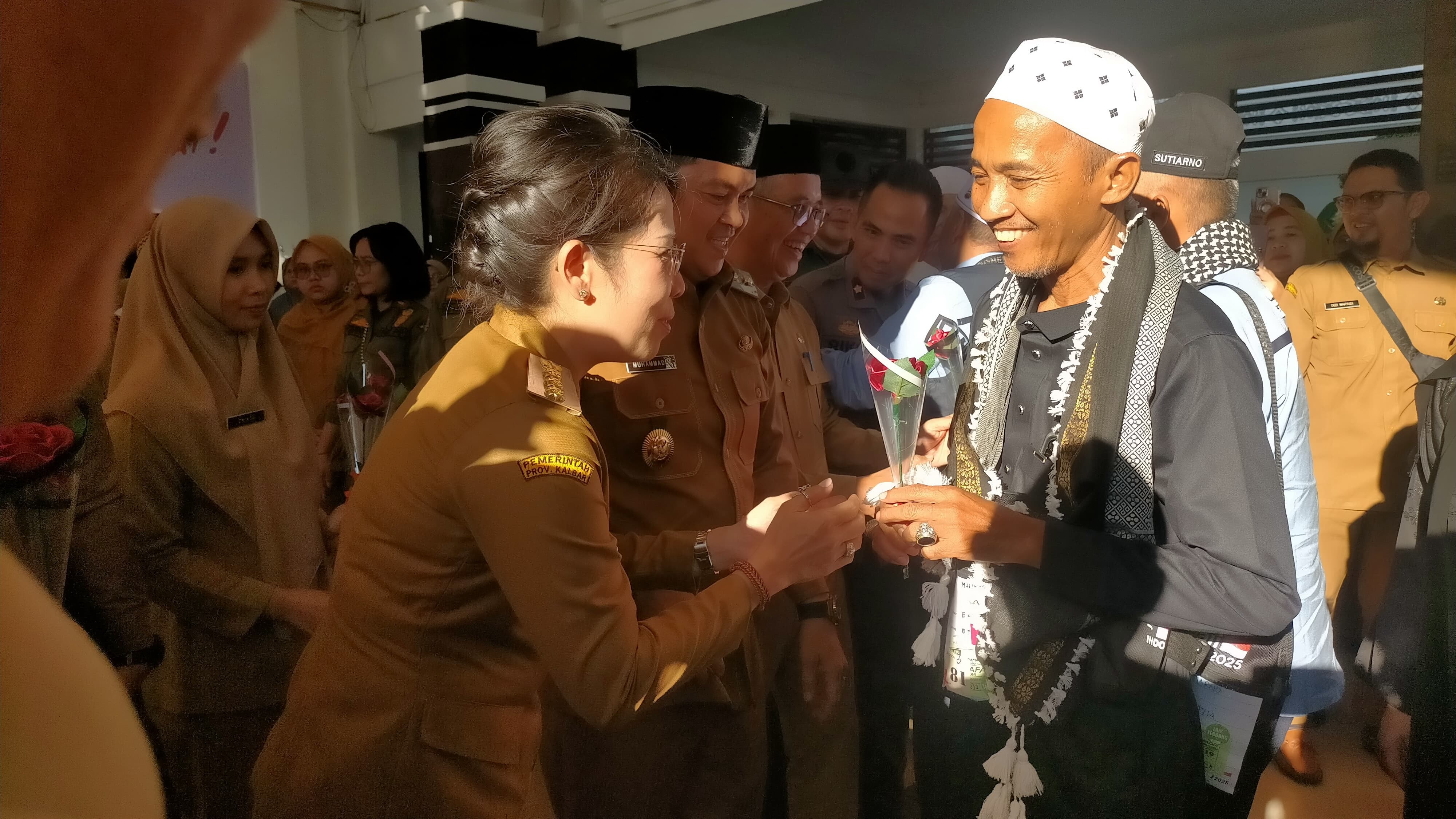 SAMBUT: Wali Kota Singkawang Tjhai Chui Mie menyambut hangat 109 jemaah haji yang baru tiba di halaman Kantor Wali Kota, Selasa (8/7). Ia usulkan penyambutan ke depan lebih meriah dengan nuansa budaya
