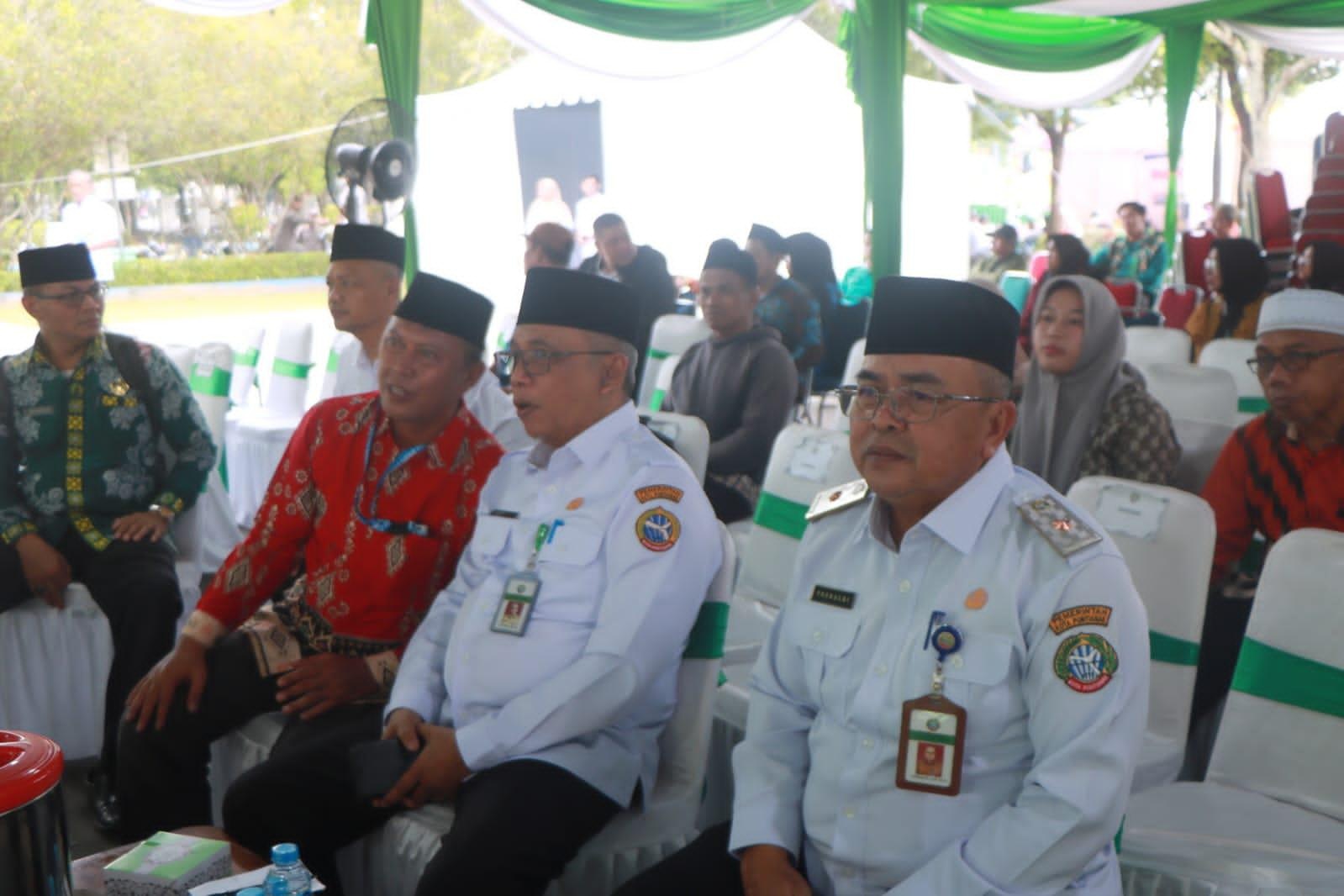TINJAU: Ketua Umum LPTQ Kota Pontianak Amirullah didampingi Ketua Panitia Pelaksana MTQ ke-33 Tingkat Kota Pontianak Yusnaldi saat meninjau perlombaan.