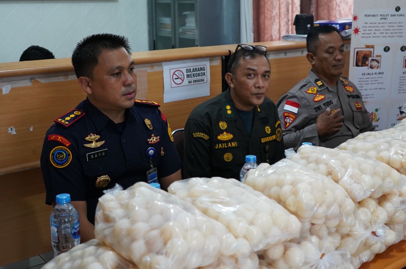 TELUR PENYU: Sebanyak 5.400 telur penyu  berhasil diamankan oleh Satuan PSDKP (Satwas) Sambas didukung BKHIT Pontianak Wilayah Kerja Sintete, Minggu (6/7).
