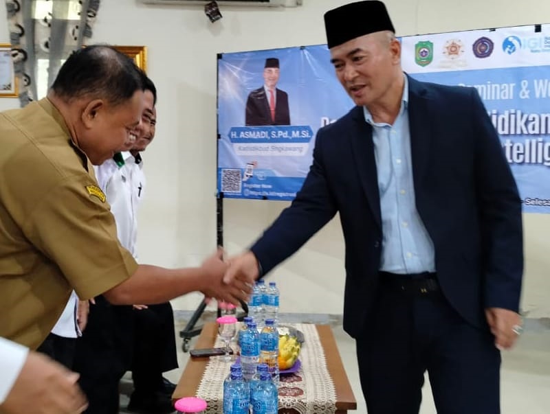 SEMINAR AI: Kepala Disdikbud Singkawang Asmadi saat Seminar dan Workshop Pemberdayaan Pendidikan berbasis AI, Selasa (8/7).