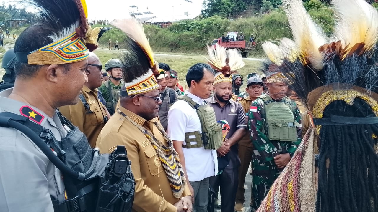 Gubernur Papua Tengah Meki Frizt Nawipa berdialog dengan tokoh adat saat kunjungan kerja di Intan Jaya, dikawal aparat TNI-Polri.