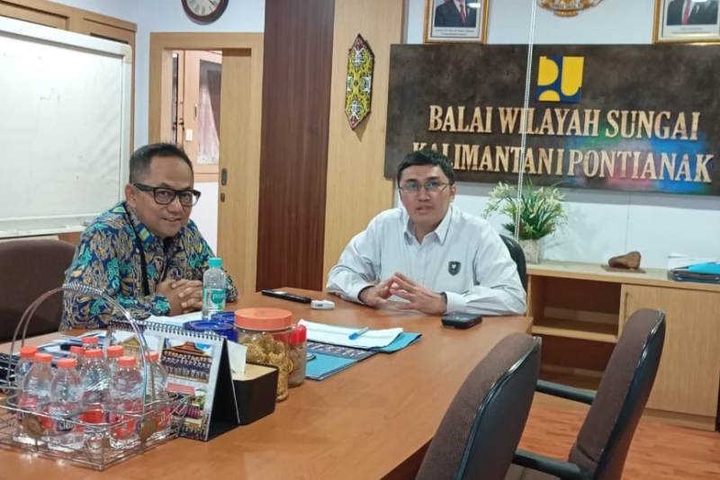 Staf Khusus Menteri Koordinator Bidang Infrastruktur dan Pembangunan Kewilayahan, Herzaky Mahendra Putra (kanan), melakukan kunjungan kerja ke kantor BWS Kalimantan I, Pontianak Rabu (9/7).