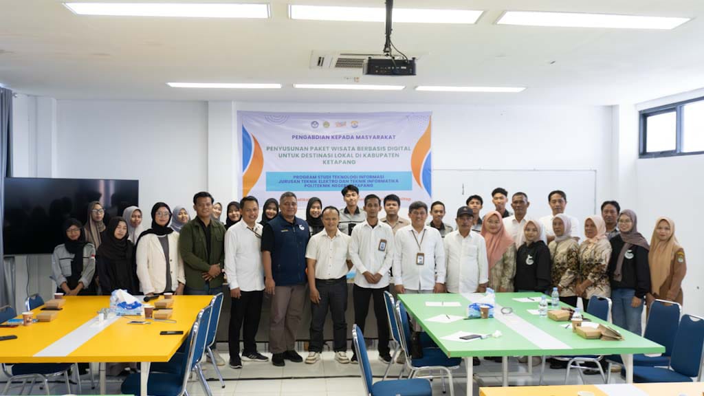 Tim PKM Program Studi Teknologi Informasi Politeknik Negeri Ketapang foto bersama dengan narasumber dan peserta pada kegiatan pengembangan potensi Desa Wisata melalui Inovasi dan Digitalisasi, (7/7).