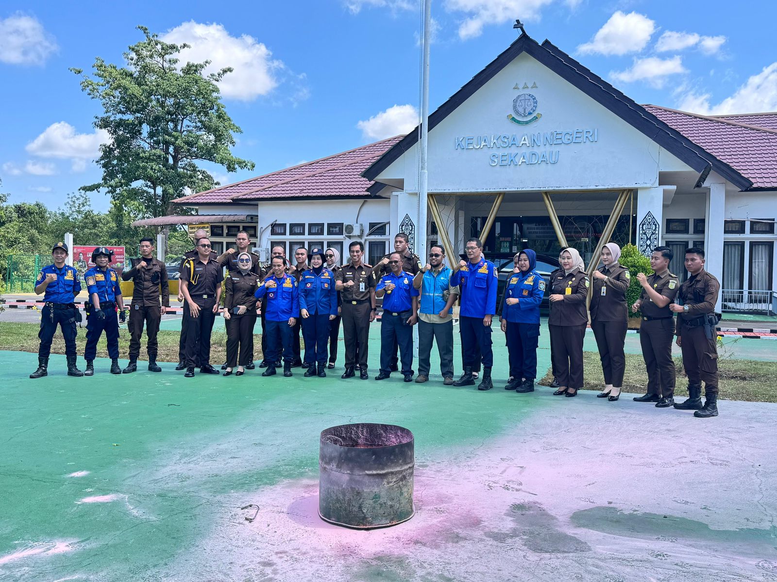 Foto bersama usai simulasi penggunaan APAR di halaman Kantor Kejaksaan Negeri Sekadau. Kegiatan diikuti oleh Kejaksaan Negeri Sekadau, PLN ULP Sekadau, dan Pemadam Kebakaran Sekadau.