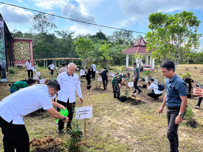MENANAM : Aksi menanam pohon yang digelar oleh PTPN IV Regional 5 di kawasan GOR Patih Gumantar, Kecamatan Ngabang, Kabupaten Landak, Rabu (9/7).