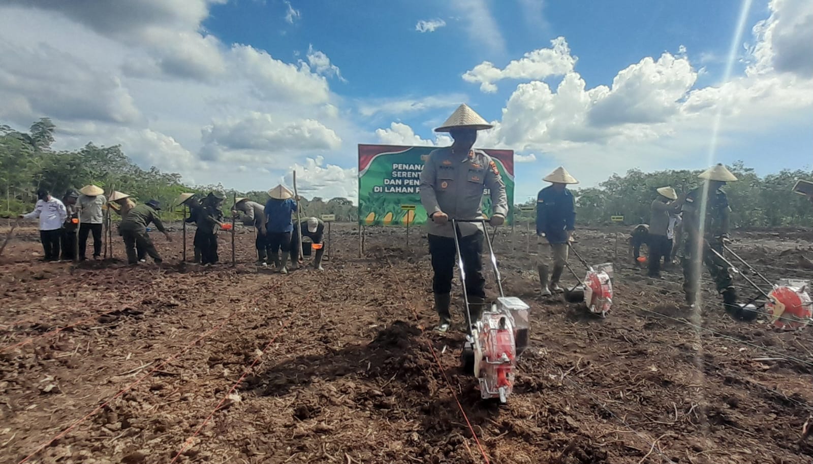 Kapolres dan Wakapolres Sambas serta pihak terkait secara simbolis tanam jagung saat Tanam Serentak Kuartal III.