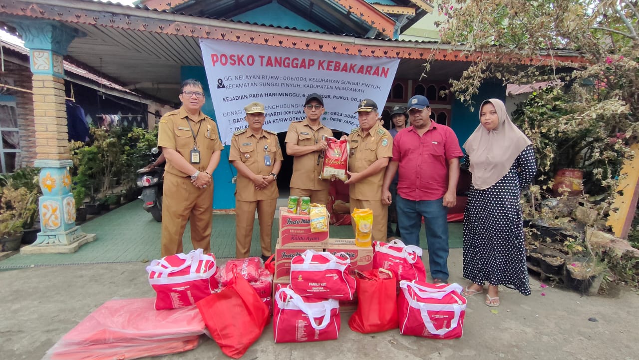 BANTUAN: Penyerahan bantuan untuk korban kebakaran di Jalan Nelayan Sungai Pinyuh.