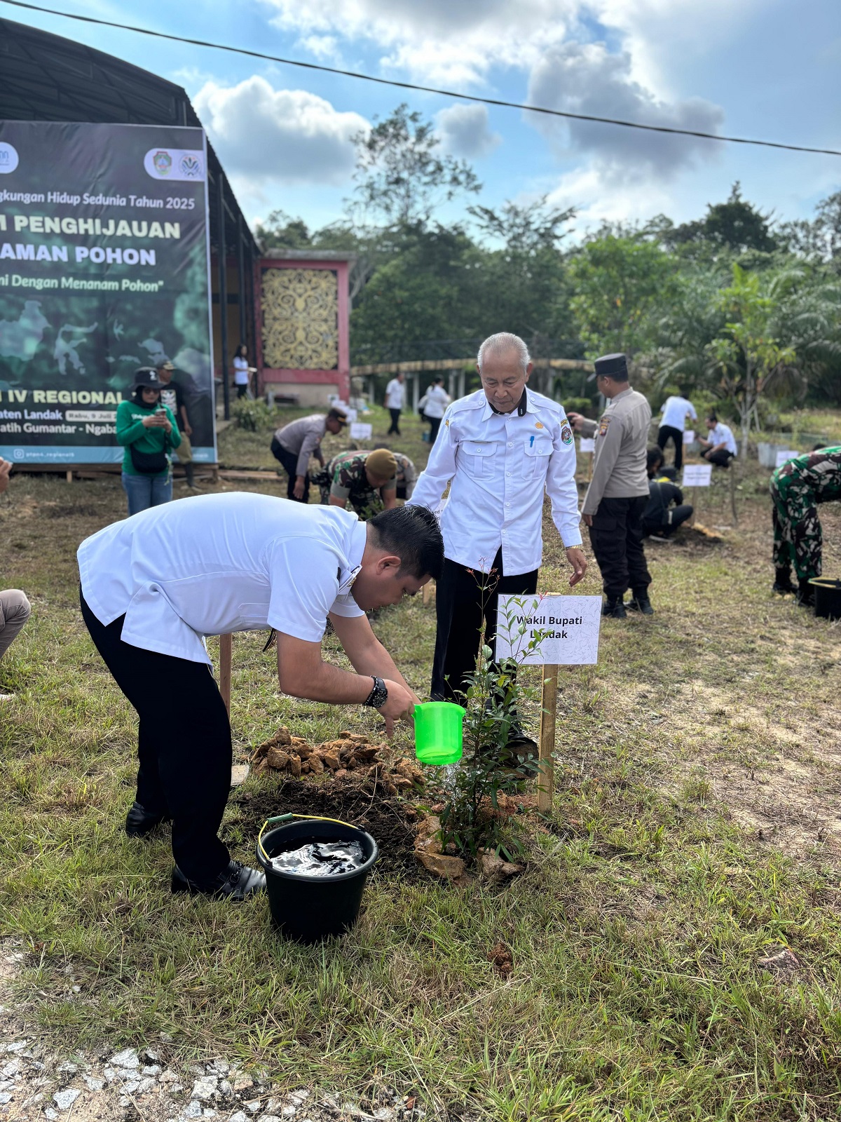 Wakil Bupati Landak, Erani bersama PTPN IV saat melakukan rehabilitasi lahan dengan menanam 500 bibit pohon di Kawasan Gor Patih Gumantar, Ngabang.