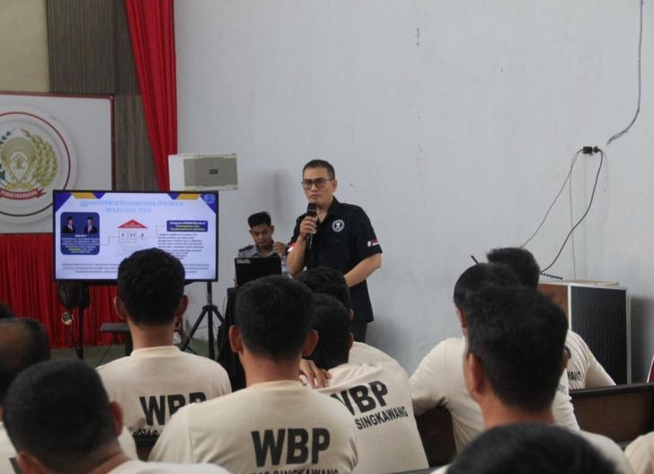 BAHAYA NARKOBA: Petugas Lapas dan tim BNN Kota Singkawang memberikan sosialisasi bahaya narkoba kepada warga binaan.