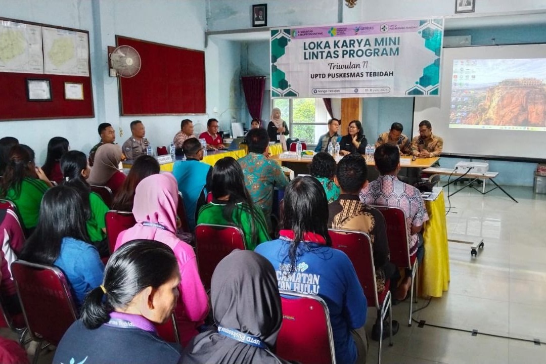 LOKA KARYA: Kopda Doni Irawan dari Koramil 12/Kayan Hulu saat memberikan pandangan dalam Loka Karya Mini Lintas Program Puskesmas Tebidah.