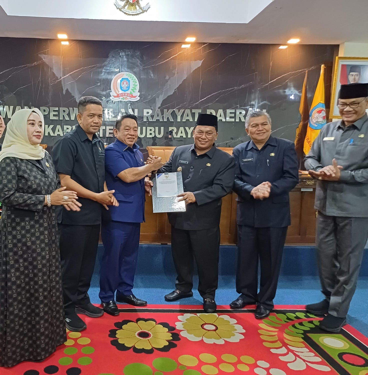 DIABADIKAN: Wabup Kubu Raya bersama Sekda berfoto bersama Pimpinan DPRD Kubu Raya usai Rapat Paripurna penyampaian pandangan umum fraksi-fraksi terhadap pidato Bupati tentang RPJMD 2025&ndash;2030. (9/7)