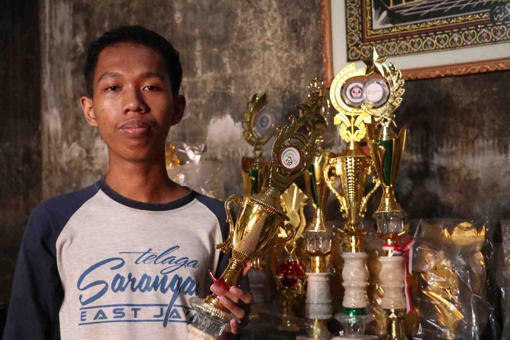 BUAH PERJUANGAN: Avan Ferdiansyah Hilmi, siswa SMAN 1 Ponorogo, anak pedagang es keliling, yang menembus ITB lewat jalur SNBP.