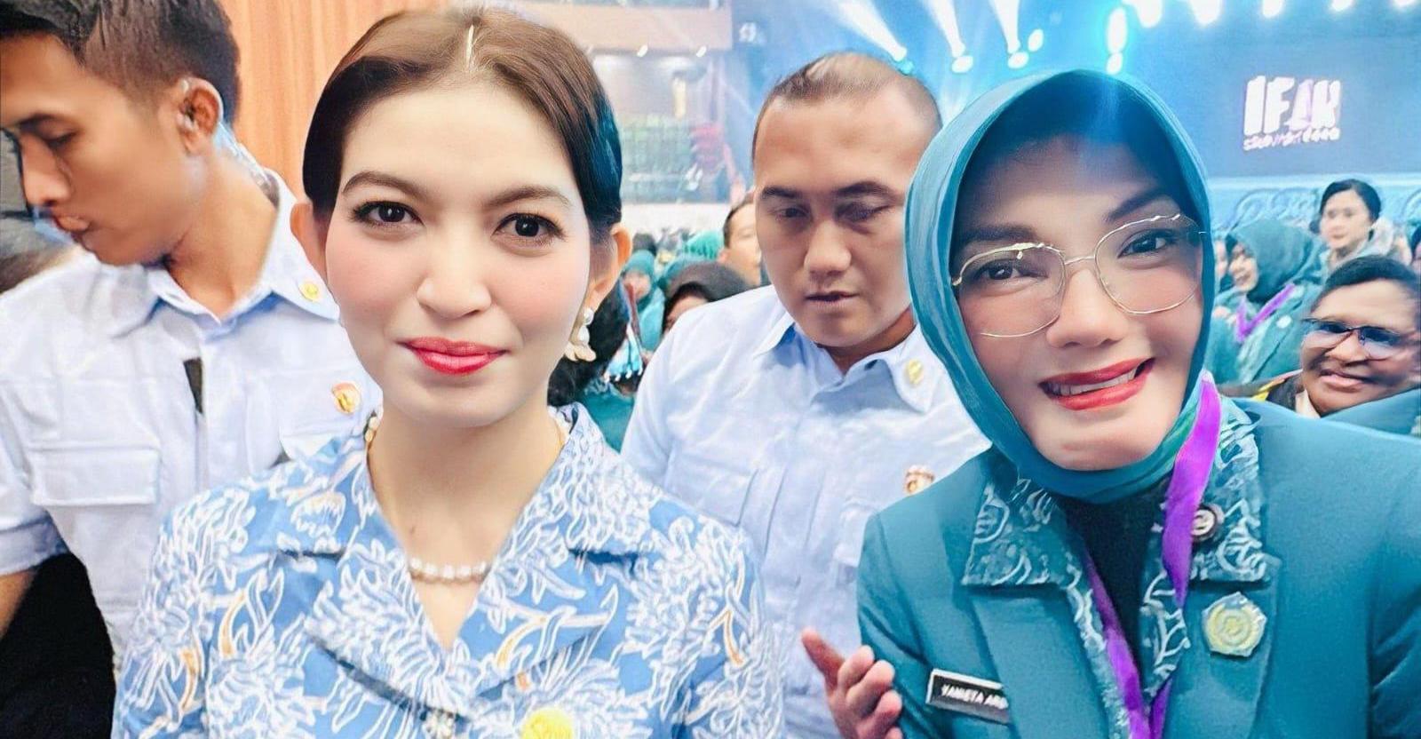 RAKERNAS: Ketua Tim Penggerak PKK Kota Pontianak Yanieta Arbiastutie bersama Istri Wakil Presiden Selvi Ananda pada Rakernas HKG PKK ke10 di Samarinda.