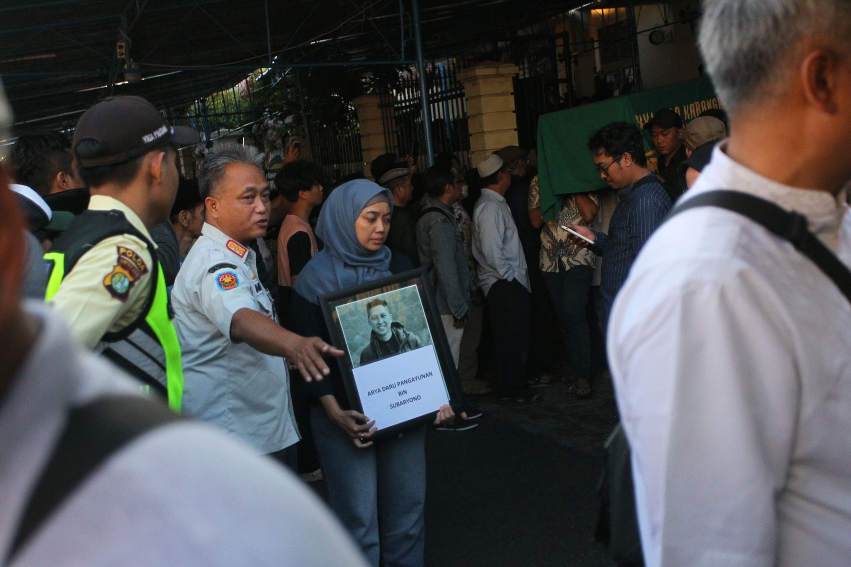 Istri mendiang dan Pelayat mengiringi jenazah diplomat Arya Daru Pangayunan yang dimakamkan di Karawang, Rabu (10/7).
