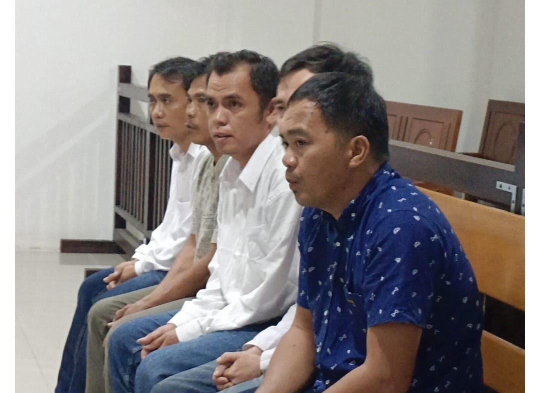 Lima terdakwa kasus sabu 34,9 kilogram di Kapuas Hulu saat menjalani persidangan.
