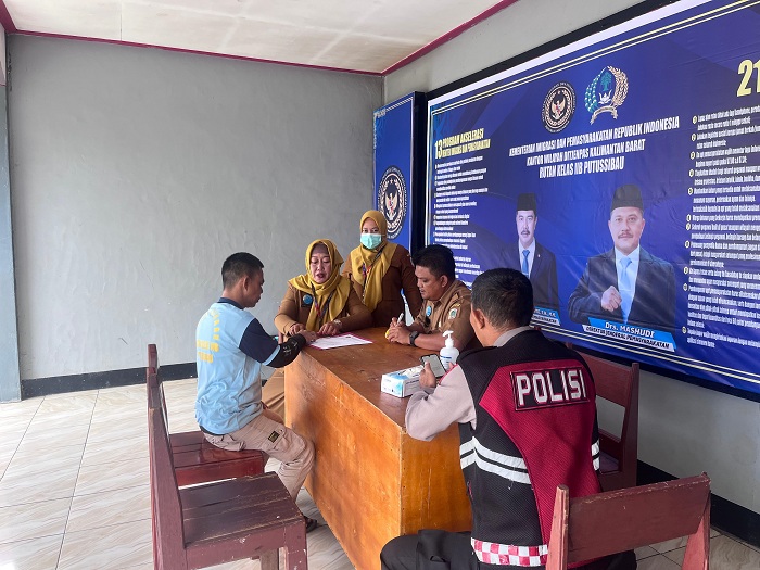 BINAAN : Tes urine yang dilakukan Puskesmas Putussibau Selatan kepada warga binaan Rutan Putussibau.