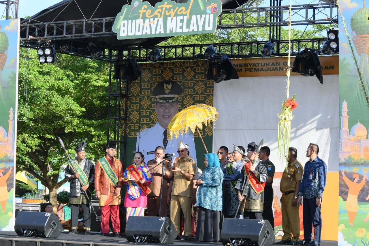 FESTIVAL MELAYU : Pembukaan Festival Bupati Melayu Kabupaten Kayong Utara Tahun 2025, di Pantai Pulau Datok, Sukadana, Selasa (08/7).