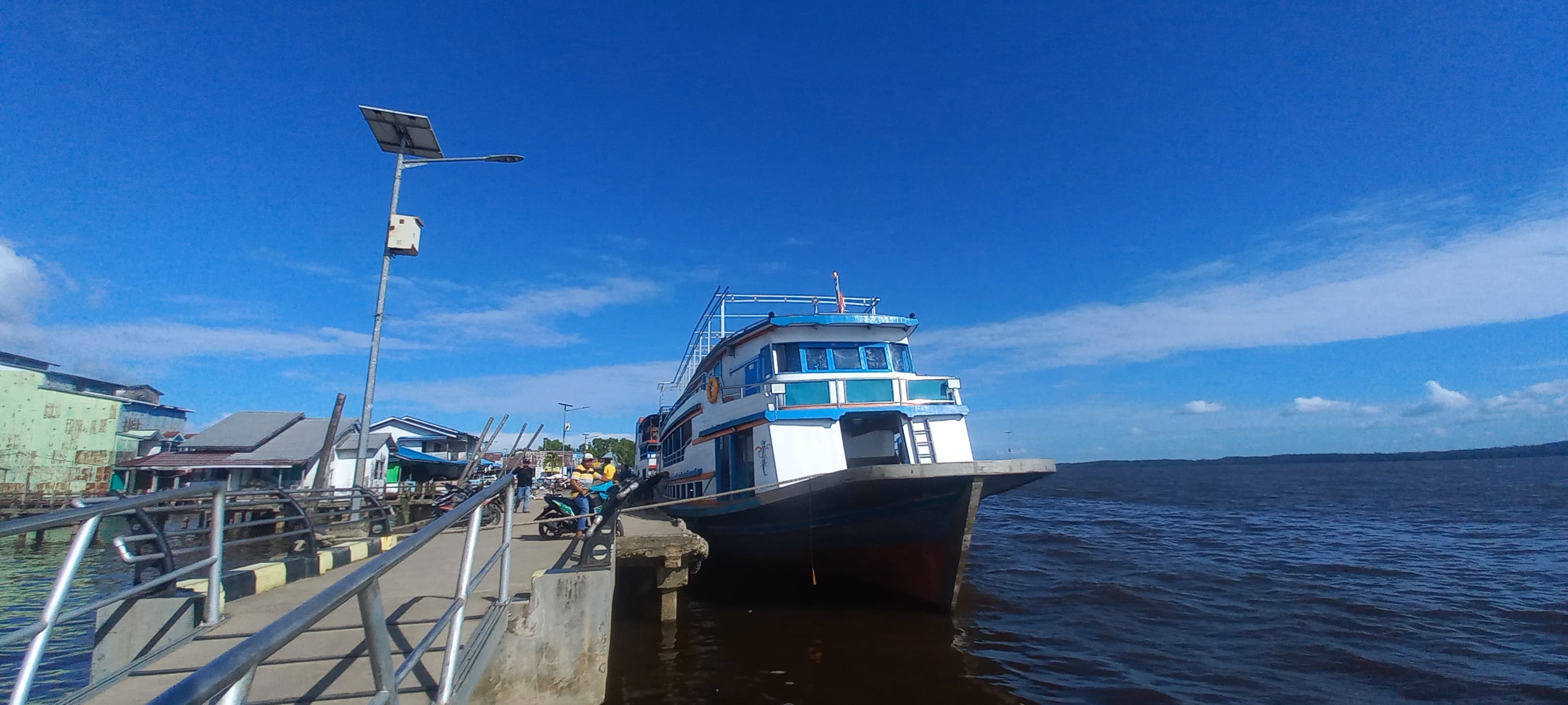 PELABUHAN : Kapal Motor klotok dan speedboat di  Pelabuhan Teluk Batang, Kabupaten Kayong Utara. Melayani perjalanan Teluk Batang (KKU)-Rasau Jaya (KKR) dan Pontianak.