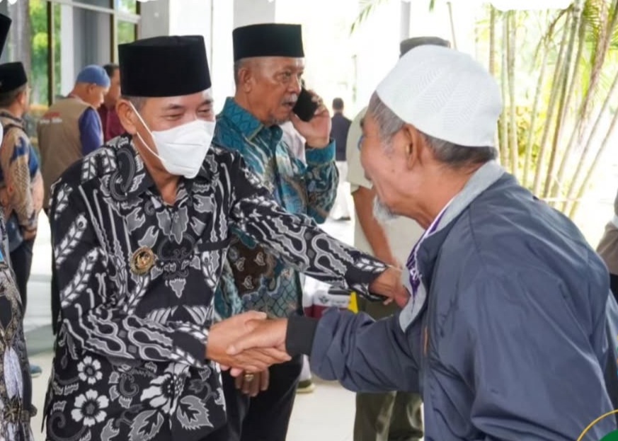 SAMBUT : Bupati Ketapang, Alexander Wilyo, menyambut kedatangan jemaah haji di Asrama Haji Pontianak, Rabu (9/7).