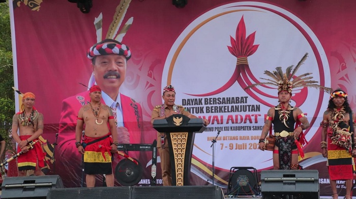 SAMBUTAN: Wakil Gubernur Kalimantan Barat, Krisantus Kurniawan saat memberikan sambutan ketika membuka Gawai Adat Dayak Nosu Minu Podi XXI.