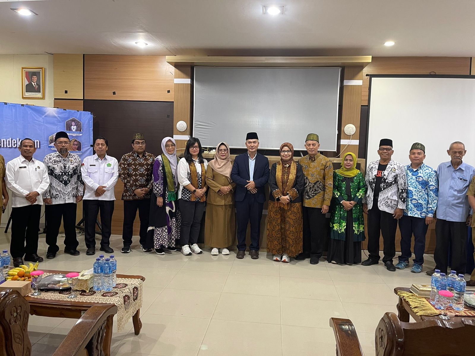 WORKSHOP AI: Para dosen Fakultas Filsafat UGM bersama Kadisdikbud Singkawang dan peserta workshop usai pembukaan seminar kecerdasan buatan dan pendidikan. Kegiatan ini mempertemukan etika dan teknolog