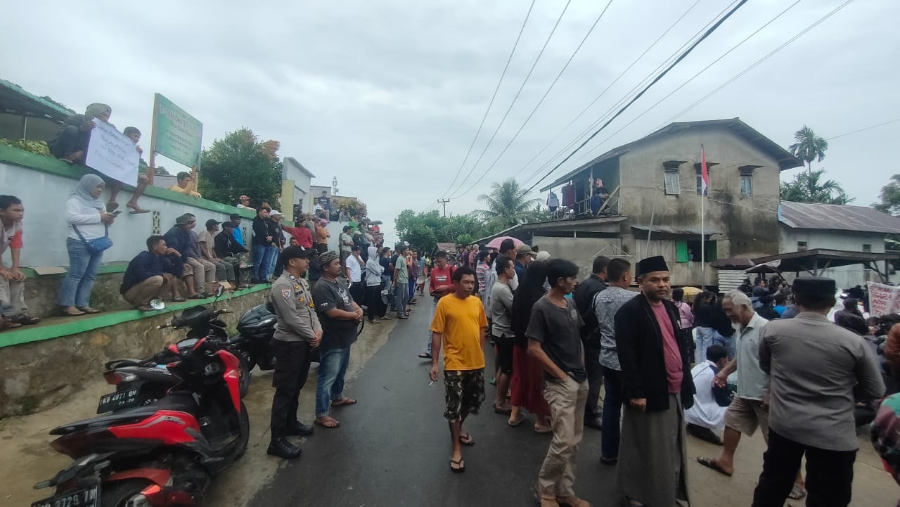 DEMONSTRASI: Ratusan petani arang Batu Ampar berunjuk rasa damai di depan Kantor Desa Batu Ampar, Senin (7/7).
