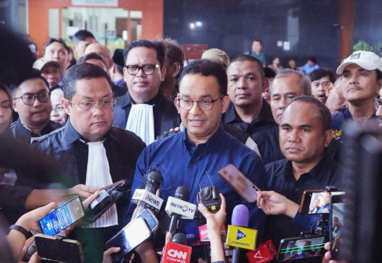 Anies Baswedan mengikuti sidang pleidoi Tom Lembong di Pengadilan Tipikor, Jakarta (9/7/2025).